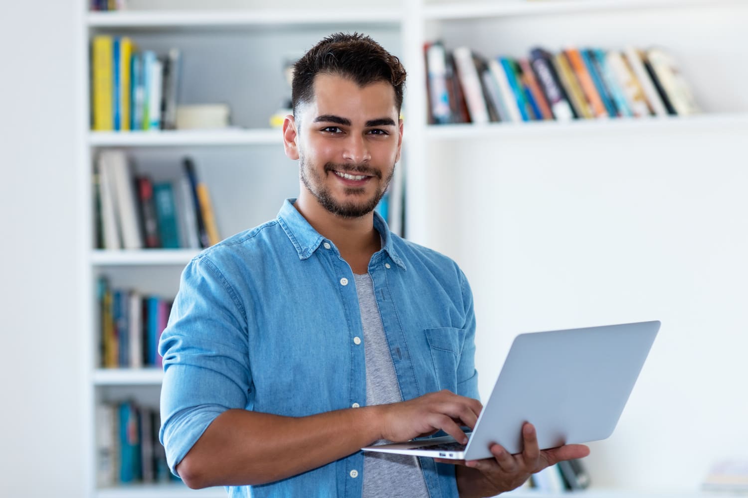 Expert en communication digitale accompagnant un projet web