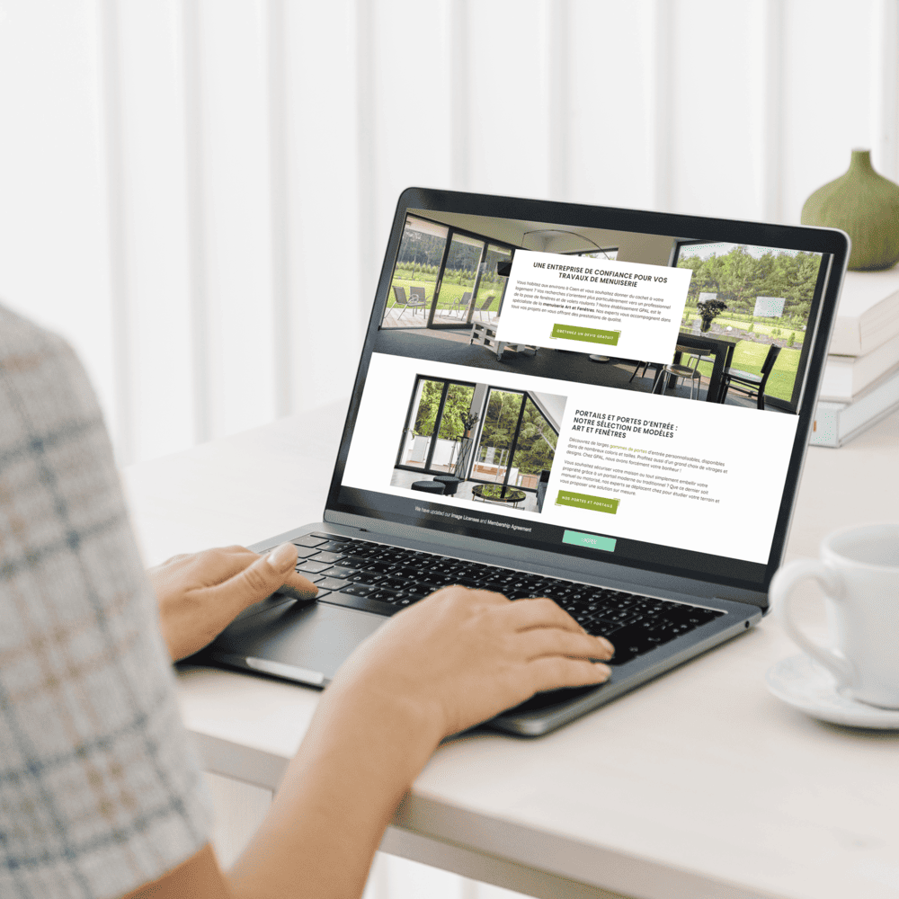 Ordinateur présentant un site internet de menuiserie