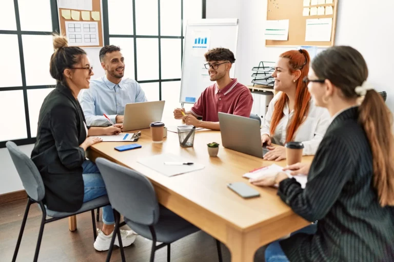 equipe agence marketing qui travaille