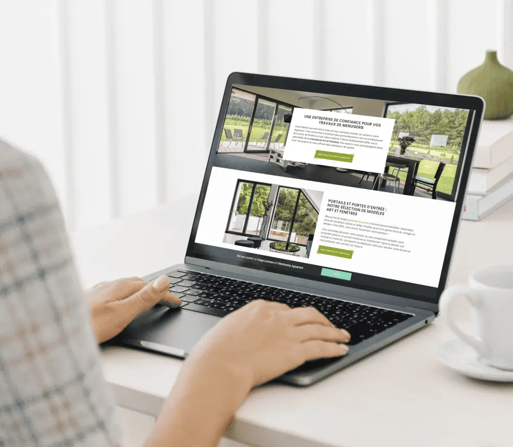 ordinateur montrant un site internet de menuiserie