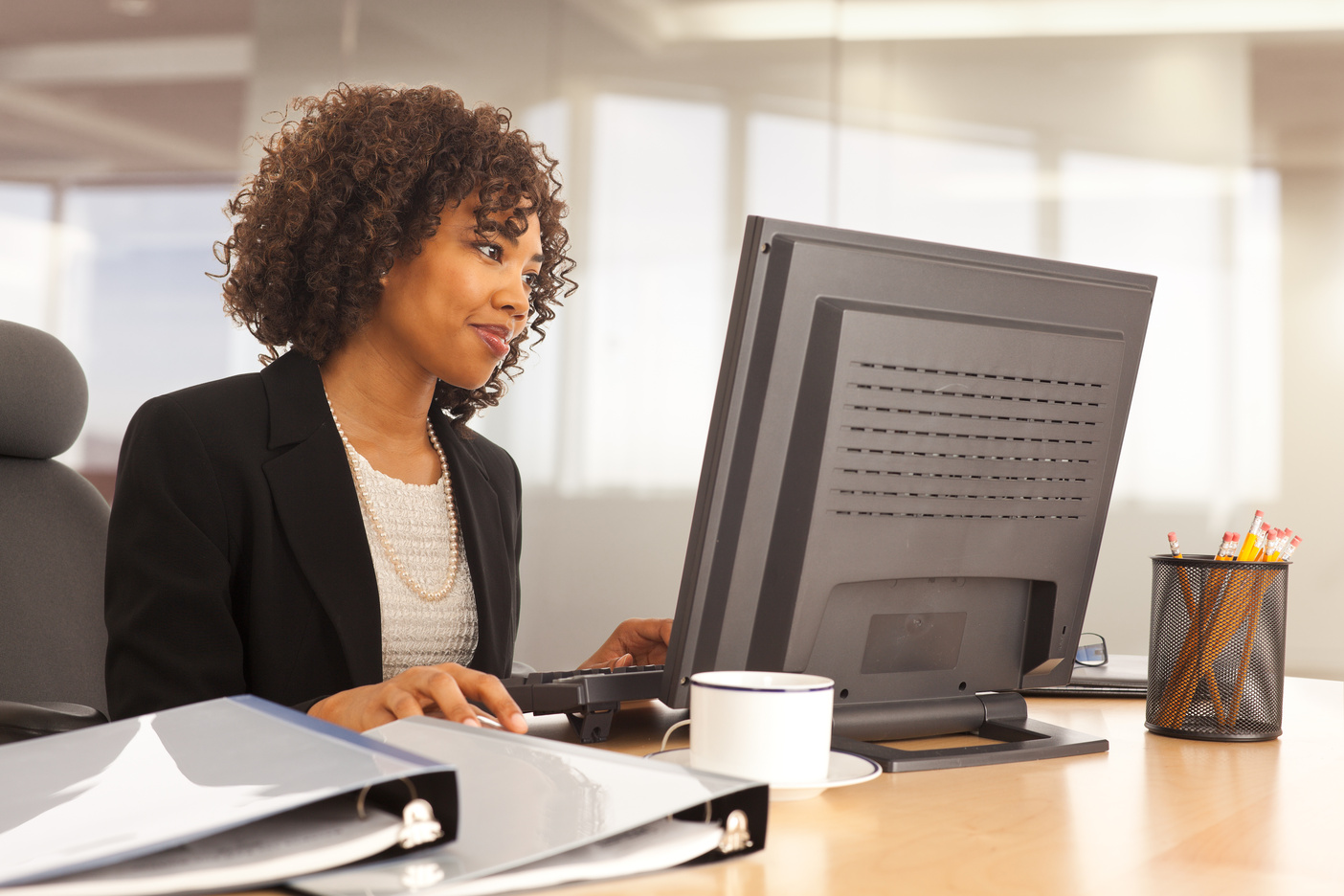 Expert digital travaillant sur un site internet