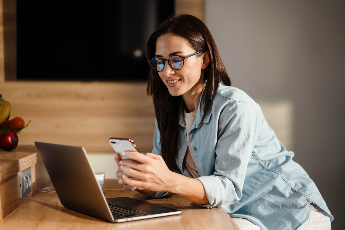 Entrepreneuse développant ses ventes avec une boutique en ligne