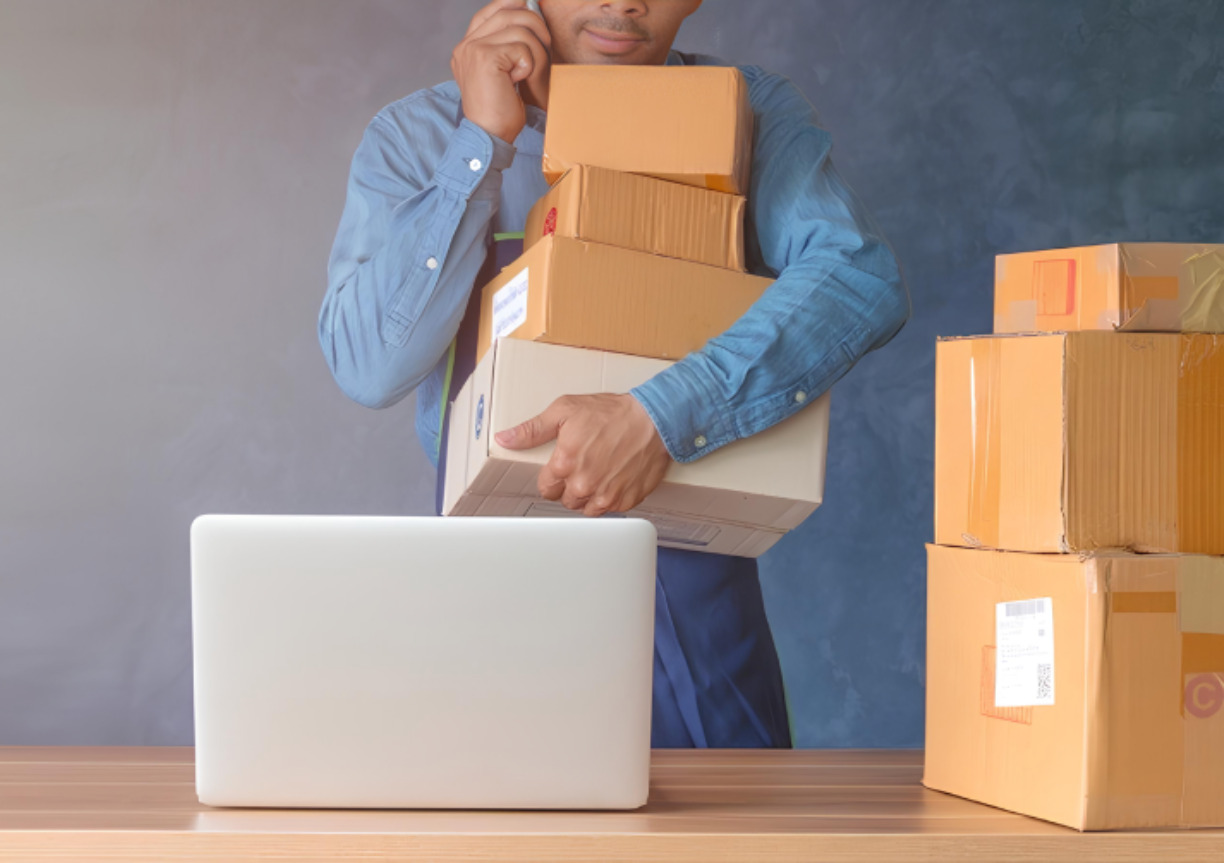 Entrepreneur gérant les commandes de sa boutique e-commerce