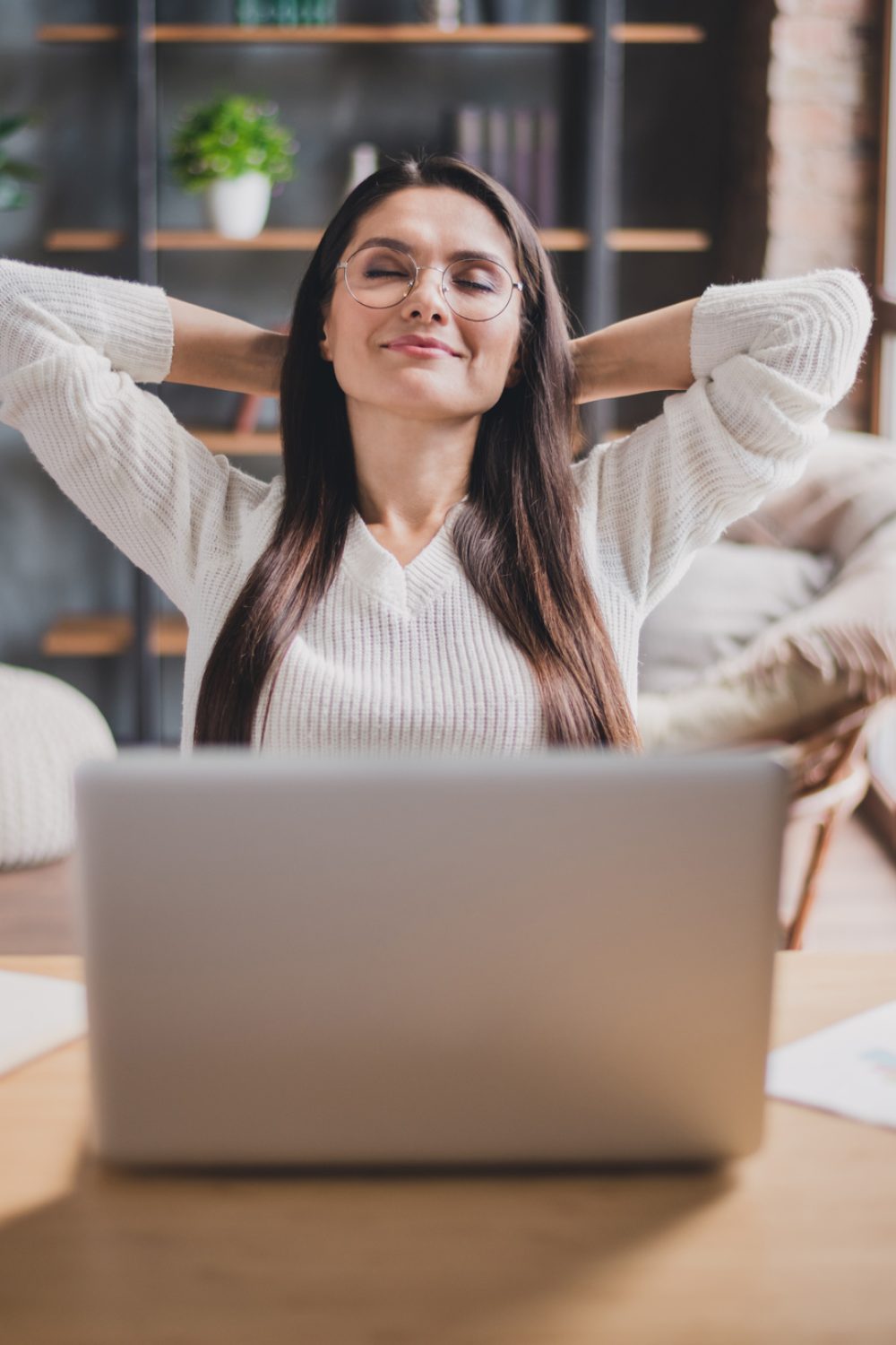 Photo of attractive lovely pretty happy positive joyful smiling woman relaxing with closed eye work in laptop at home house Photo of attractive lovely pretty happy positive joyful smiling woman relaxing with closed eye work in laptop at home house.